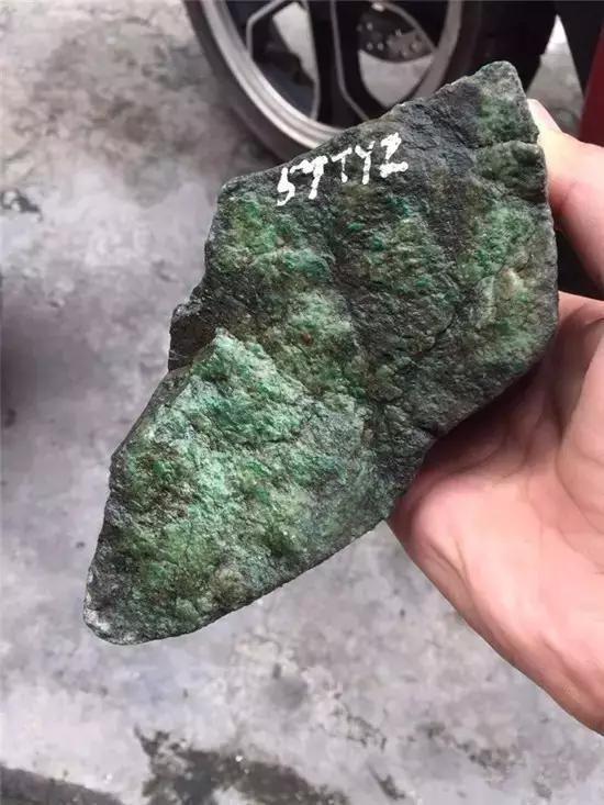 翡翠原石中出现断口的是好是坏？-第5张图片-翡翠网