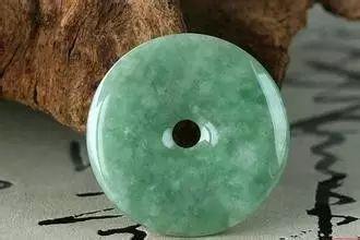 如何区分冰种翡翠和糯种翡翠?-第14张图片-翡翠网 如何区分冰种翡翠和糯种翡翠?-第14张图片-翡翠网