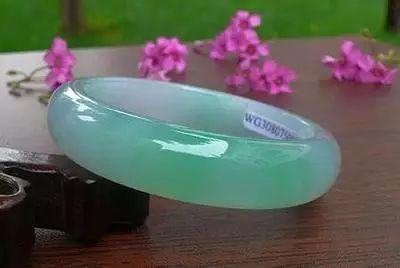 如何区分冰种翡翠和糯种翡翠?-第23张图片-翡翠网 如何区分冰种翡翠和糯种翡翠?-第23张图片-翡翠网