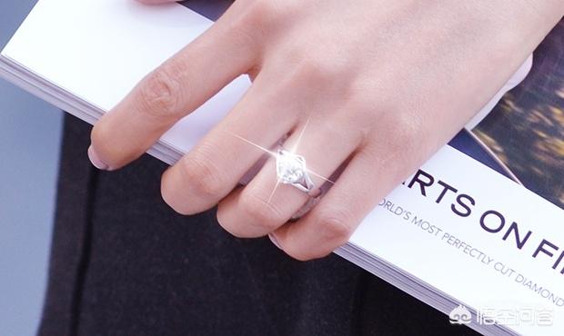 戒指戴法,佩戴不同手指有不一样的保健作用?是真的的吗?-第1张图片-翡翠网 戒指戴法,佩戴不同手指有不一样的保健作用?是真的的吗?-第1张图片-翡翠网