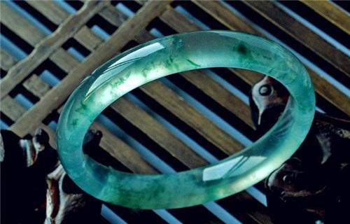 行家们给看看，这只手镯是传说中的段家玉手镯吗？-第1张图片-翡翠网