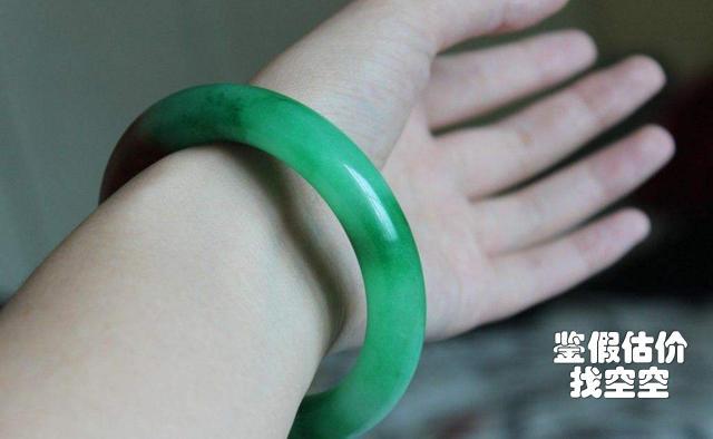 翡翠到底应该戴左手还是右手?
可不可以戴翡翠睡觉?-第3张图片-翡翠网 翡翠到底应该戴左手还是右手?
可不可以戴翡翠睡觉?-第3张图片-翡翠网