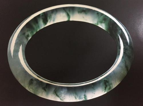 行家们给看看，这只手镯是传说中的段家玉手镯吗？-第2张图片-翡翠网