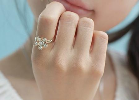 不同手指戴戒指的含义是什么?有什么意义呢?-第4张图片-翡翠网 不同手指戴戒指的含义是什么?有什么意义呢?-第4张图片-翡翠网