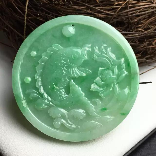 想给媳妇买个翡翠饰品，打听下，买翡翠成品和买翡翠原石哪个划算一点？-第25张图片-翡翠网