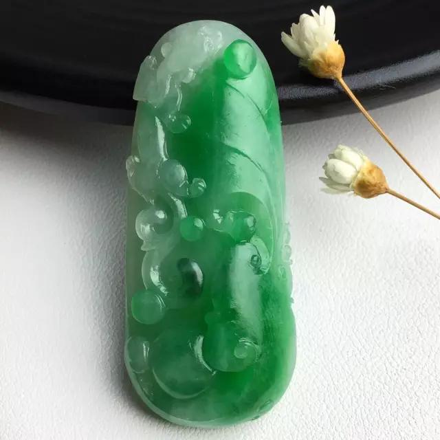 想给媳妇买个翡翠饰品，打听下，买翡翠成品和买翡翠原石哪个划算一点？-第12张图片-翡翠网