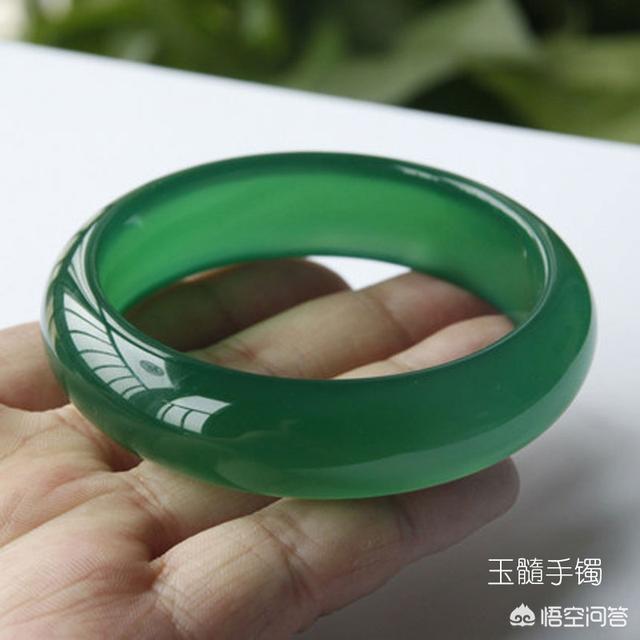 什么样的玉手镯值得购买?-第3张图片-翡翠网 什么样的玉手镯值得购买?-第3张图片-翡翠网