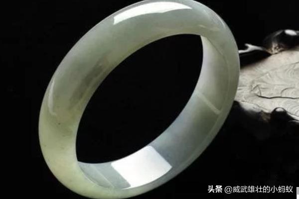 佩戴玉翡翠手镯的好处？-第1张图片-翡翠网