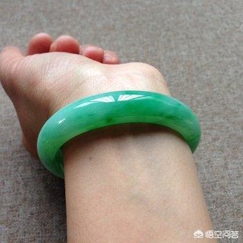 玉镯A货和B货有什么区别?-第1张图片-翡翠网 玉镯A货和B货有什么区别?-第1张图片-翡翠网