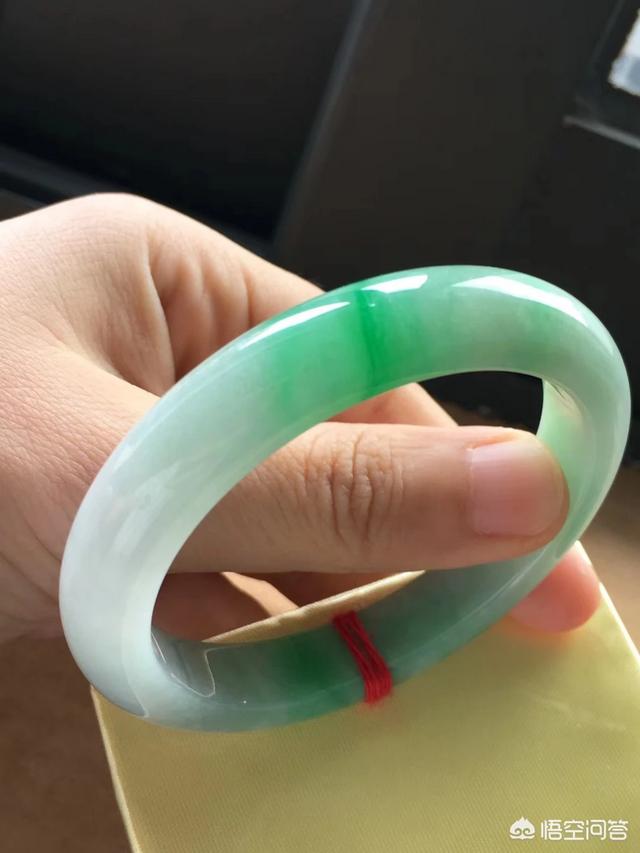 如何挑选最适合自己的手镯?有哪些挑选技巧?-第1张图片-翡翠网 如何挑选最适合自己的手镯?有哪些挑选技巧?-第1张图片-翡翠网