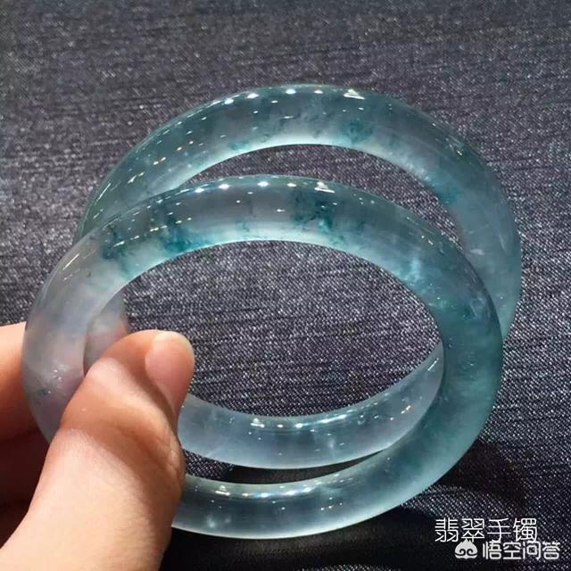 什么样的玉手镯值得购买?-第1张图片-翡翠网 什么样的玉手镯值得购买?-第1张图片-翡翠网