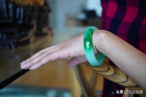 怎么挑玉镯?我去店里看了,好多的玉镯价格也不同,什么样的好?-第2张图片-翡翠网 怎么挑玉镯?我去店里看了,好多的玉镯价格也不同,什么样的好?-第2张图片-翡翠网