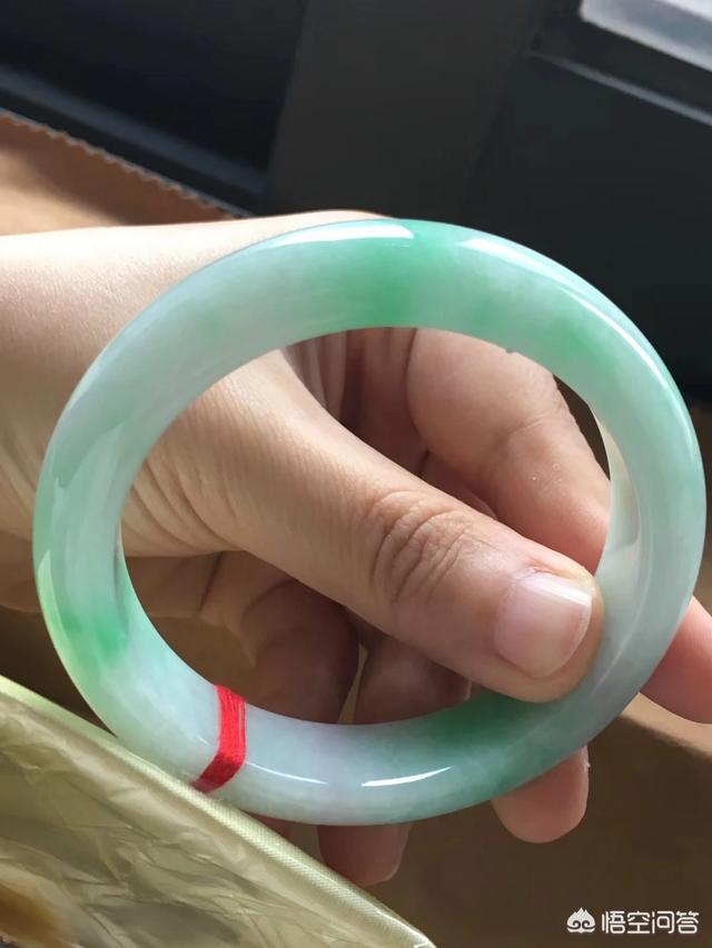 如何挑选最适合自己的手镯?有哪些挑选技巧?-第4张图片-翡翠网 如何挑选最适合自己的手镯?有哪些挑选技巧?-第4张图片-翡翠网