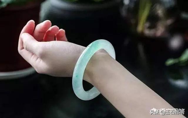 怎么挑玉镯?我去店里看了,好多的玉镯价格也不同,什么样的好?-第4张图片-翡翠网 怎么挑玉镯?我去店里看了,好多的玉镯价格也不同,什么样的好?-第4张图片-翡翠网