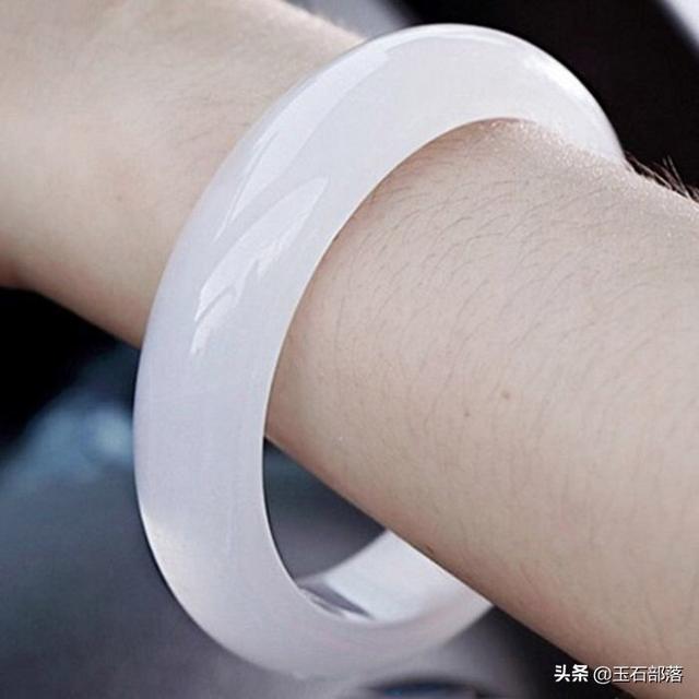 怎么挑玉镯？我去店里看了，好多的玉镯价格也不同，什么样的好？
