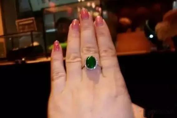 小伙用啤酒瓶做出了价值百万的翡翠戒指，怎么做到的？-第5张图片-翡翠网