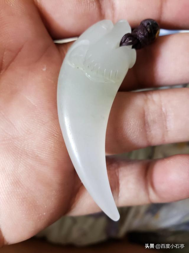 昨天淘了一个狼牙吊坠，说是天山翠玉，懂行的看看是吗？-第1张图片-翡翠网