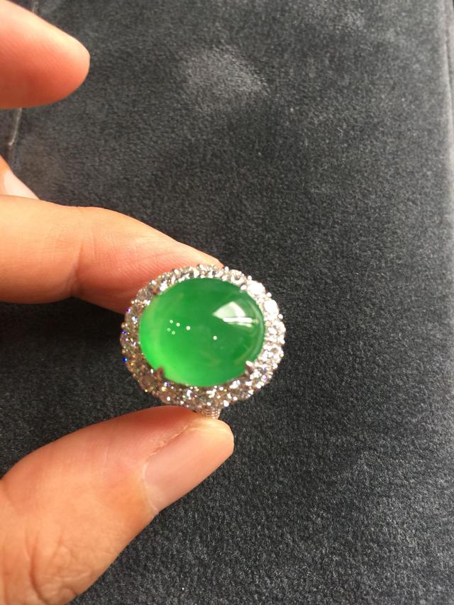 小伙用啤酒瓶做出了价值百万的翡翠戒指，怎么做到的？-第8张图片-翡翠网