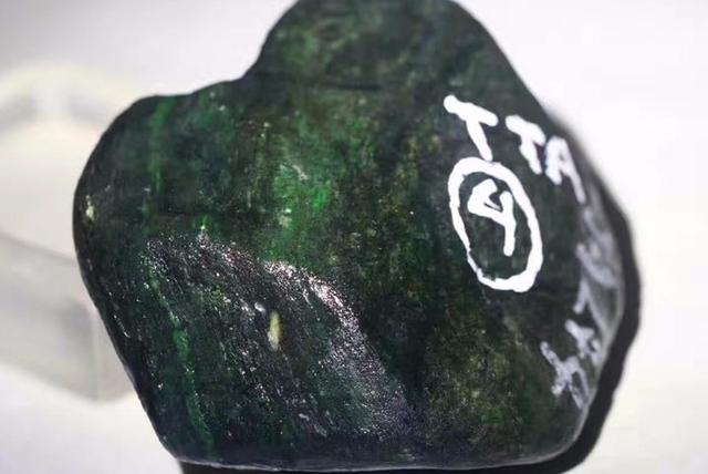 小伙用啤酒瓶做出了价值百万的翡翠戒指，怎么做到的？-第6张图片-翡翠网