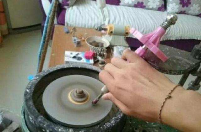 小伙用啤酒瓶做出了价值百万的翡翠戒指，怎么做到的？-第3张图片-翡翠网