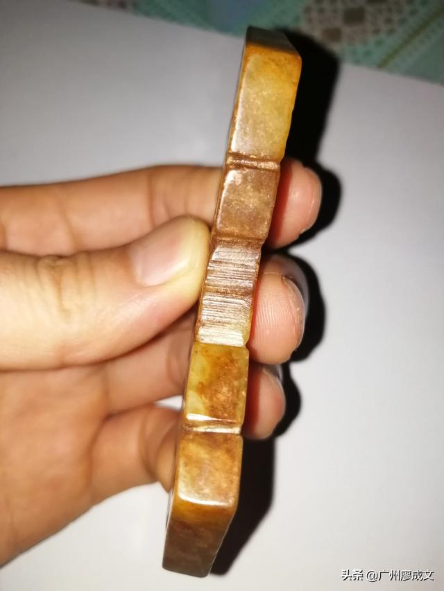 西周“组玉佩”堪称当时顶级配置,片雕既能满足表达的需要又能减轻重量,您赞同吗?-第8张图片-翡翠网 西周“组玉佩”堪称当时顶级配置,片雕既能满足表达的需要又能减轻重量,您赞同吗?-第8张图片-翡翠网