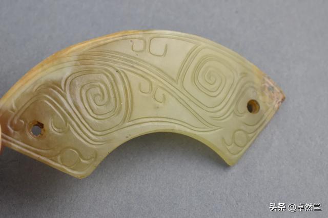 春秋时期玉器符号化、抽象化、创意因素较多，装饰艺术水平堪称第一，您赞同吗？-第1张图片-翡翠网