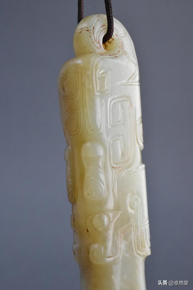 商朝玉器与西周玉器在纹饰和雕刻手法上相似度较高，您是如何来识别区分的？