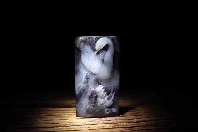 和田墨玉为什么是黑色的?-第2张图片-翡翠网 和田墨玉为什么是黑色的?-第2张图片-翡翠网