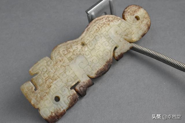 春秋时期玉器符号化、抽象化、创意因素较多，装饰艺术水平堪称第一，您赞同吗？-第2张图片-翡翠网