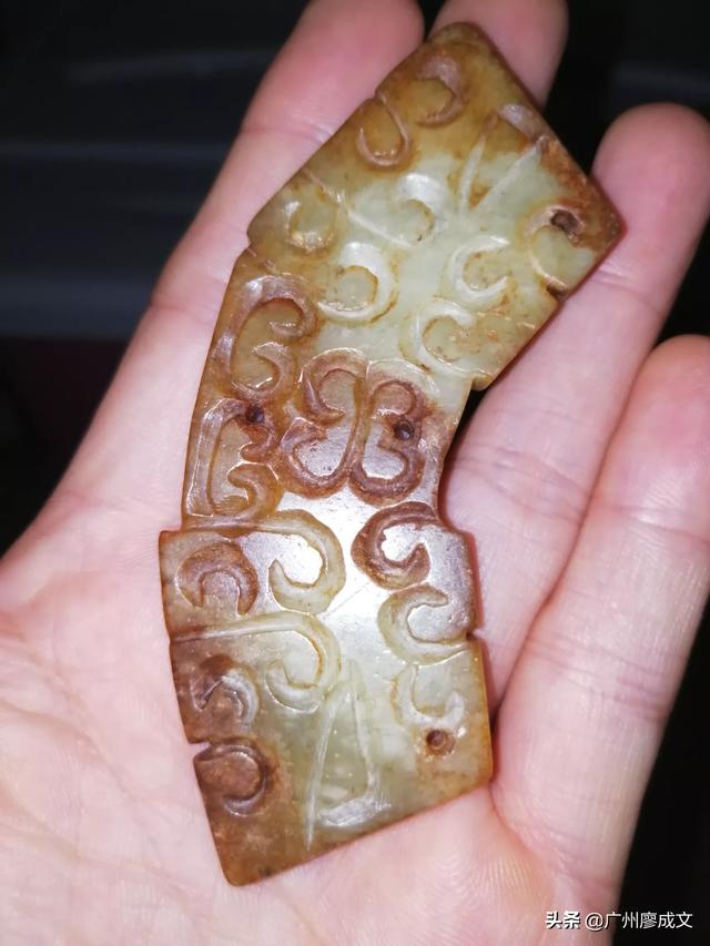 西周“组玉佩”堪称当时顶级配置,片雕既能满足表达的需要又能减轻重量,您赞同吗?-第6张图片-翡翠网 西周“组玉佩”堪称当时顶级配置,片雕既能满足表达的需要又能减轻重量,您赞同吗?-第6张图片-翡翠网