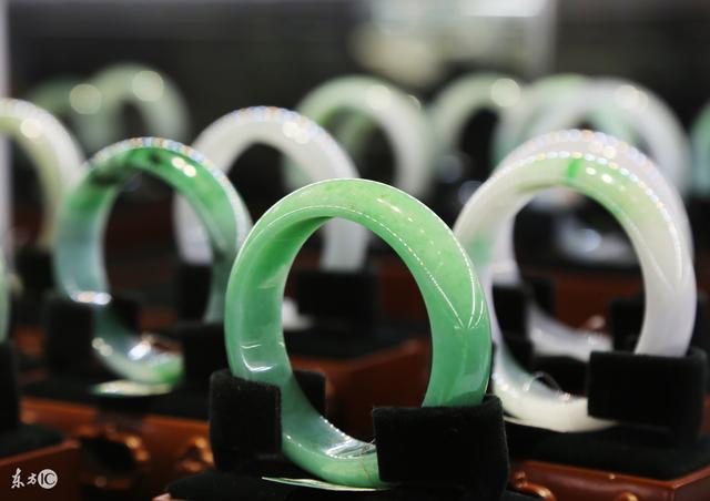 在云南的瑞丽姐告，卖翡翠也能玩直播，摊主秒变网红，你怎么看这种方式？-第1张图片-翡翠网