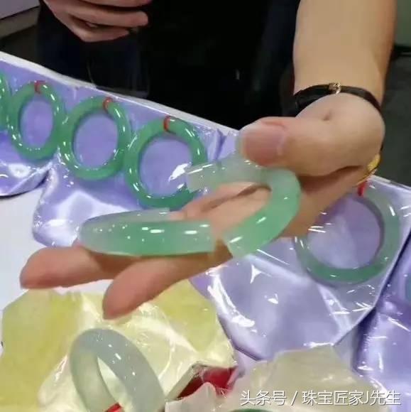 云南游客摔断的那只镯子真的值30万吗?-第1张图片-翡翠网 云南游客摔断的那只镯子真的值30万吗?-第1张图片-翡翠网