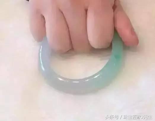云南游客摔断的那只镯子真的值30万吗?-第8张图片-翡翠网 云南游客摔断的那只镯子真的值30万吗?-第8张图片-翡翠网