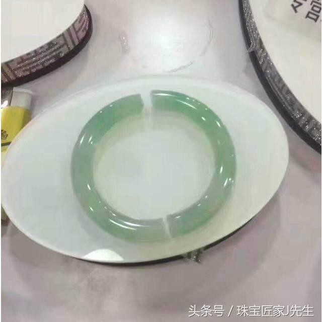 云南游客摔断的那只镯子真的值30万吗?-第3张图片-翡翠网 云南游客摔断的那只镯子真的值30万吗?-第3张图片-翡翠网