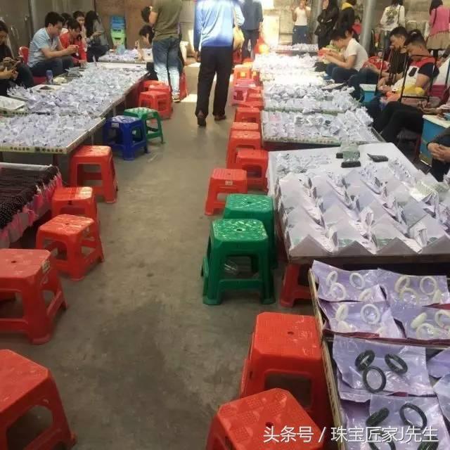 云南游客摔断的那只镯子真的值30万吗?-第6张图片-翡翠网 云南游客摔断的那只镯子真的值30万吗?-第6张图片-翡翠网