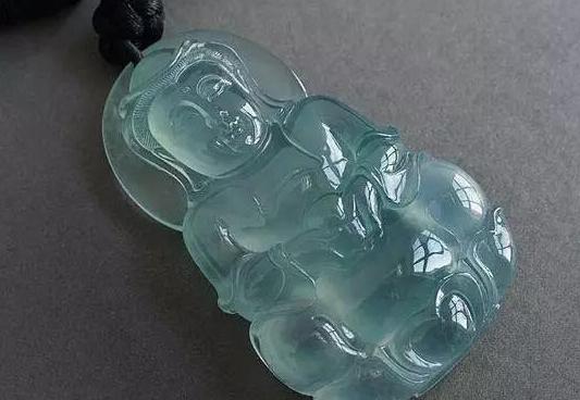 翡翠原石“发黑”是什么情况?冰种吗?-第10张图片-翡翠网 翡翠原石“发黑”是什么情况?冰种吗?-第10张图片-翡翠网