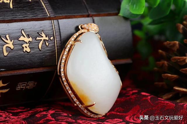 玉是体、皮是衣,大家喜欢带皮的玉,还是不带皮的,为什么?-第3张图片-翡翠网 玉是体、皮是衣,大家喜欢带皮的玉,还是不带皮的,为什么?-第3张图片-翡翠网