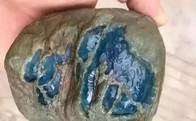 翡翠原石“发黑”是什么情况?冰种吗?-第3张图片-翡翠网 翡翠原石“发黑”是什么情况?冰种吗?-第3张图片-翡翠网