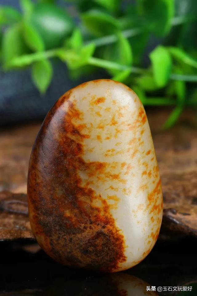 玉是体、皮是衣,大家喜欢带皮的玉,还是不带皮的,为什么?-第1张图片-翡翠网 玉是体、皮是衣,大家喜欢带皮的玉,还是不带皮的,为什么?-第1张图片-翡翠网