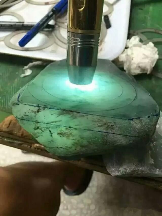 翡翠中,冰种和玻璃种要怎么区分?-第2张图片-翡翠网 翡翠中,冰种和玻璃种要怎么区分?-第2张图片-翡翠网