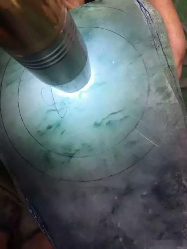 翡翠中,冰种和玻璃种要怎么区分?-第1张图片-翡翠网 翡翠中,冰种和玻璃种要怎么区分?-第1张图片-翡翠网
