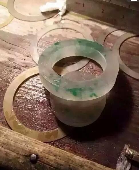 翡翠中,冰种和玻璃种要怎么区分?-第3张图片-翡翠网 翡翠中,冰种和玻璃种要怎么区分?-第3张图片-翡翠网