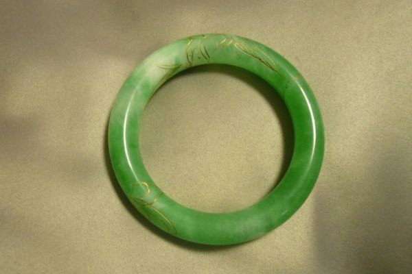 翡翠和玉哪个好?求推荐。-第3张图片-翡翠网 翡翠和玉哪个好?求推荐。-第3张图片-翡翠网