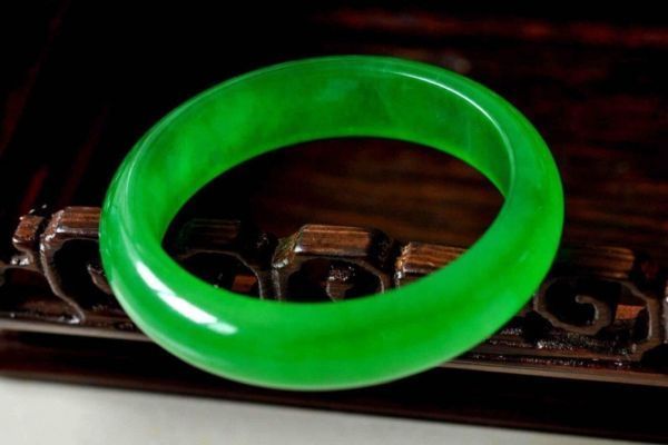 翡翠和玉哪个好?求推荐。-第1张图片-翡翠网 翡翠和玉哪个好?求推荐。-第1张图片-翡翠网