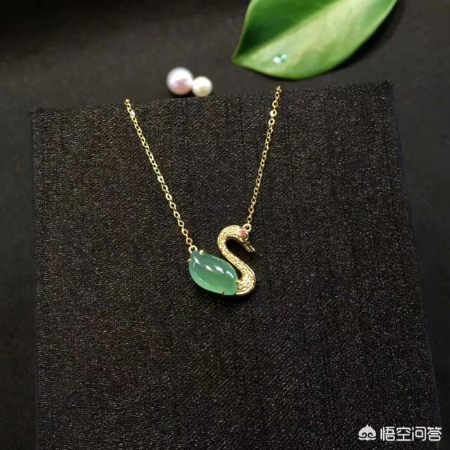 什么样的项链吊坠比较好看?-第1张图片-翡翠网 什么样的项链吊坠比较好看?-第1张图片-翡翠网