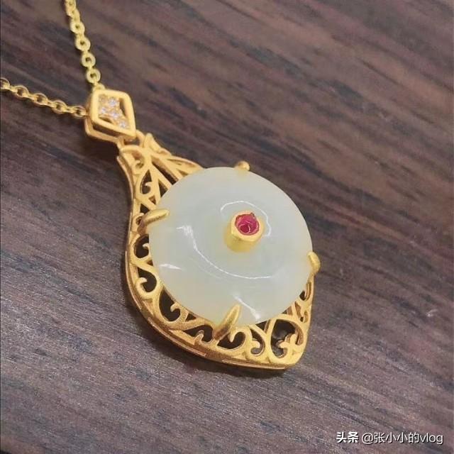 项链吊坠不戴在身上怎么拍照效果好?-第1张图片-翡翠网 项链吊坠不戴在身上怎么拍照效果好?-第1张图片-翡翠网