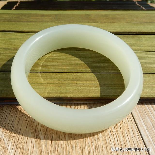 8000买的青白和田玉手镯85克的,贵吗?为什么?-第2张图片-翡翠网 8000买的青白和田玉手镯85克的,贵吗?为什么?-第2张图片-翡翠网