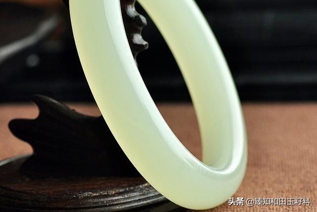 8000买的青白和田玉手镯85克的,贵吗?为什么?-第3张图片-翡翠网 8000买的青白和田玉手镯85克的,贵吗?为什么?-第3张图片-翡翠网