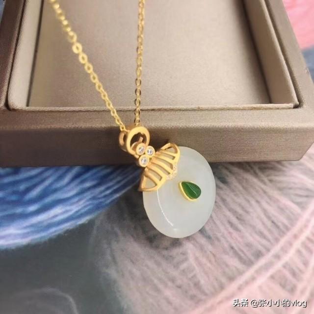 项链吊坠不戴在身上怎么拍照效果好?-第2张图片-翡翠网 项链吊坠不戴在身上怎么拍照效果好?-第2张图片-翡翠网
