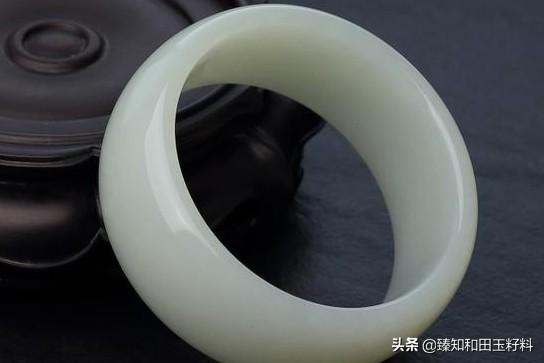 8000买的青白和田玉手镯85克的,贵吗?为什么?-第4张图片-翡翠网 8000买的青白和田玉手镯85克的,贵吗?为什么?-第4张图片-翡翠网